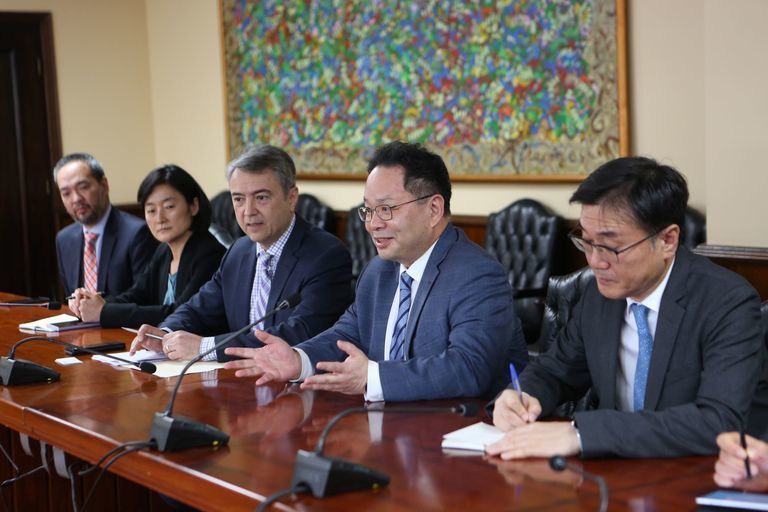 Mandatario de Costa Rica recibe al presidente de Samsung Latinoamérica para promover proyectos de educación en conjunto